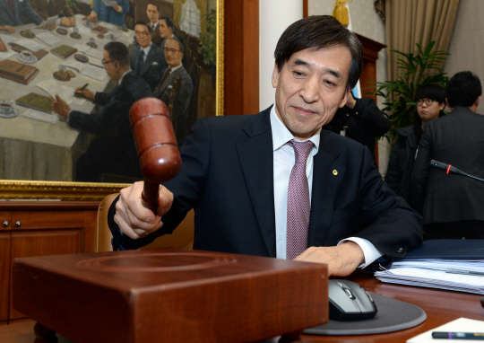 의사봉 두드리는 이주열 총재  이주열 한국은행 총재가 15일 오전 서울 중구 한국은행 본관에서 열린 금융통화위원회 본회의에서 회의 시작을 알리며 의사봉을 두드리고 있다.